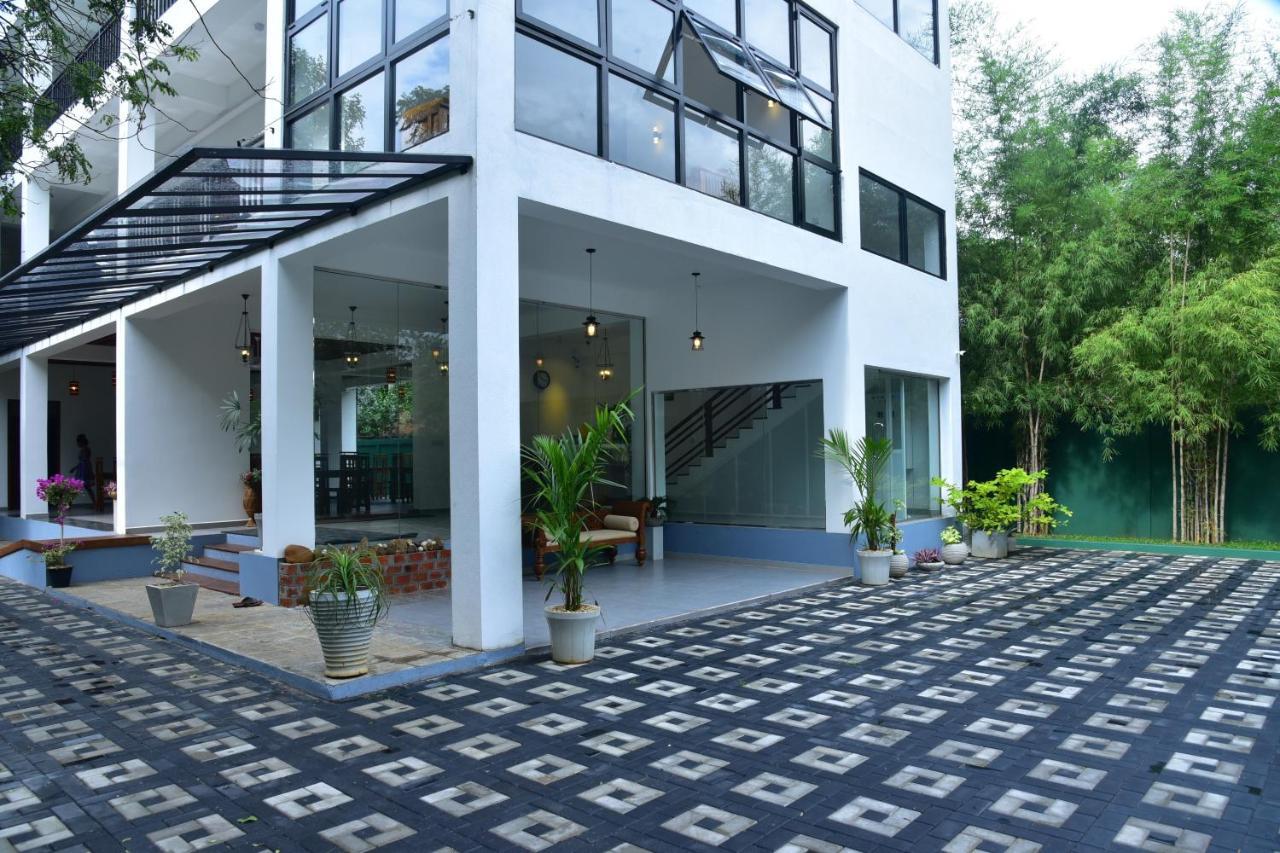 Eden Grand Hotel Dambulla Bagian luar foto
