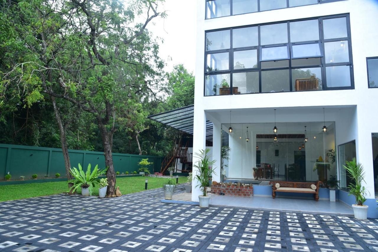 Eden Grand Hotel Dambulla Bagian luar foto
